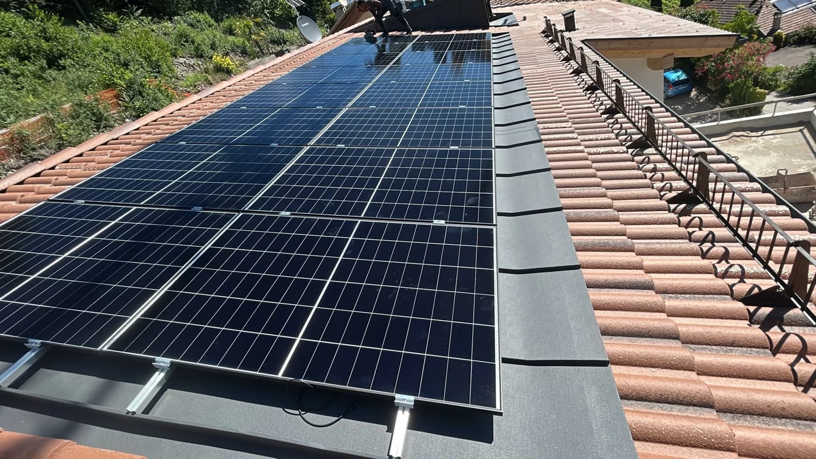 Des panneaux sur une toiture en tuiles — vue de l’installation